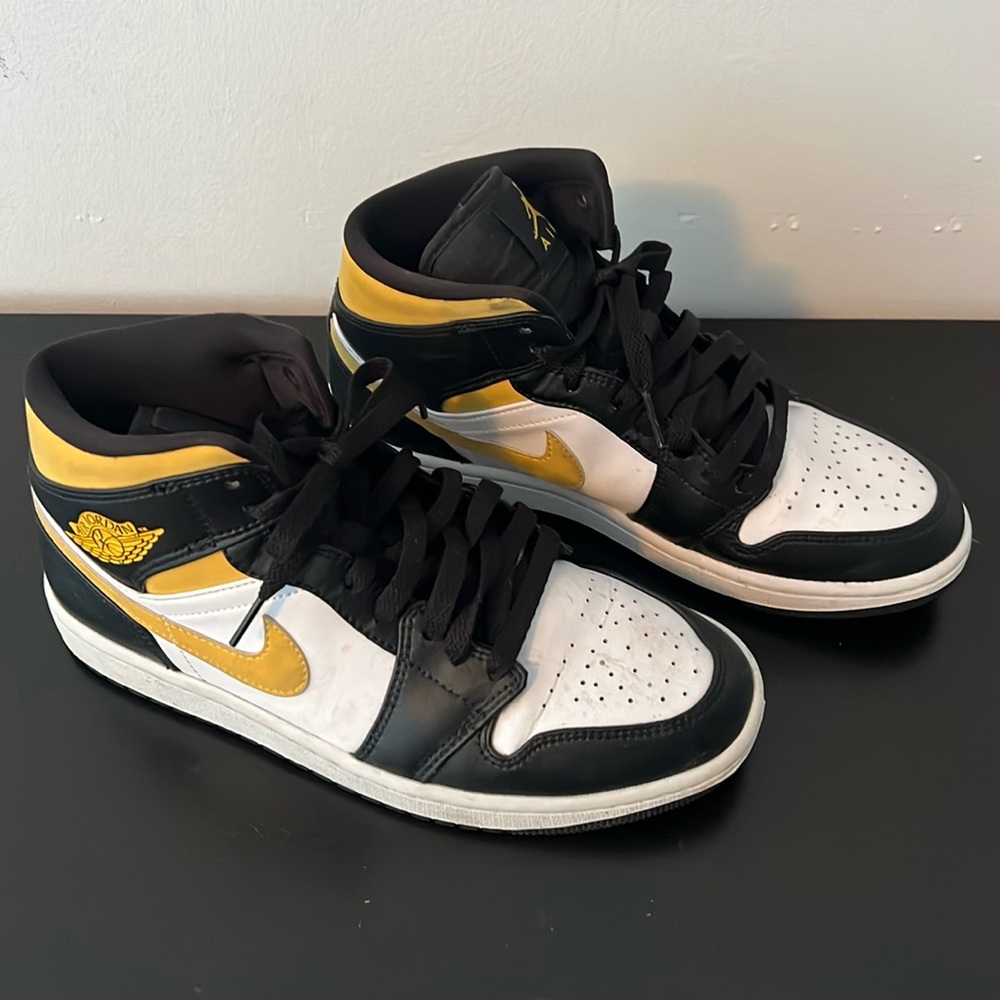 Nike Air Jordan Retro I 1 Mid 2021 Pollen White Black Men'’s size 7.5